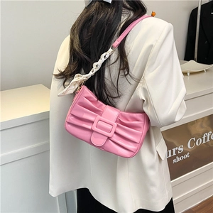 Sac sous le bras plissé rose chic en cuir PU brillant avec foulard décoratif