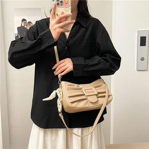 Sac bandoulière beige plissé chic avec boucle carrée et détail de foulard en soie