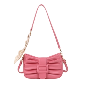 Sac sous le bras plissé rose avec grande boucle et foulard à fleurs sur fond blanc
