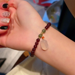 Bracciale di granato con giada coniglio lunare e ciondolo pesca al polso