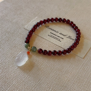 Bracciale di perle di granato con ciondolo a coniglio in giada bianca su tessuto