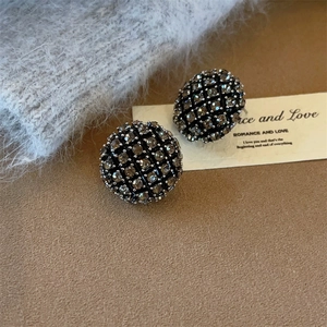 Boucles d'oreilles rondes vintage en strass avec base en maille noire sur velours