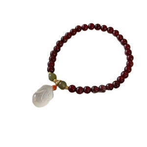 Bracciale di perle di granato fatto a mano con ciondolo a coniglio in giada