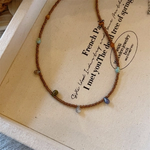 Collier style bohème en perles de verre tchèques colorées avec pendentifs goutte d'eau