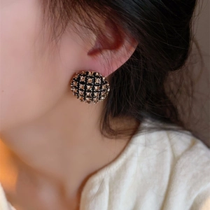 Boucles d'oreilles dorées élégantes avec motif damier et cristaux de champagne