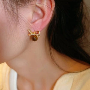 Boucles d'oreilles nœud élégantes avec micro-zircons et perles de pierre œil de tigre