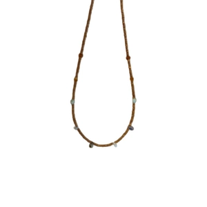 Collier artisanal en perles tchèques avec pendentif goutte coloré de style forêt