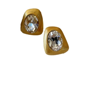 Unregelmäßige Ohrstecker aus gebürstetem Gold mit großen ovalen Zirkon-Steinen im Retro-Stil