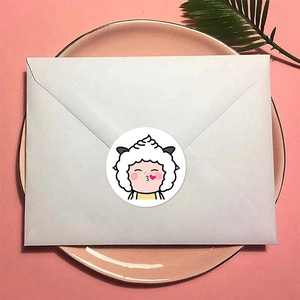 Autocollant rond de mouton dessin animé pour enveloppes avec expression cœur mignonne