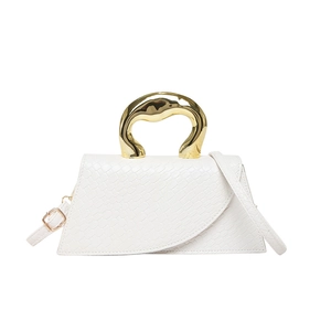 Sac à main blanc à motif crocodile avec poignée métallique dorée au design fluide