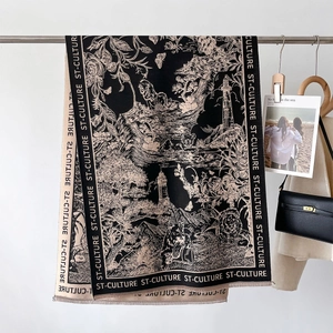 Bufanda reversible de cachemira estilo vintage francés en negro y beige con estampado camelia