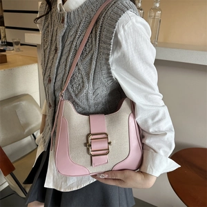 Sac sous le bras rétro en cuir rose et toile beige avec une boucle en métal doré
