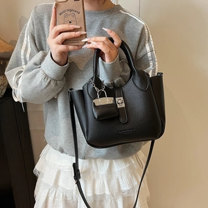 Elegante zwarte emmer-tas van litchi-leer met zilveren hardware en kleine mini-tas