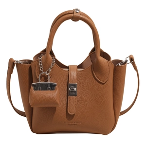 Bruine bucket bag van lychee leer met handvat en metalen draaisluiting
