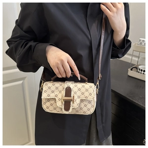Détail du petit sac vintage avec motif monogramme marron et fermoir doré chic
