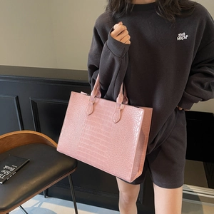Pink crocodile pattern tote bag with large capacity for stylish office commuting