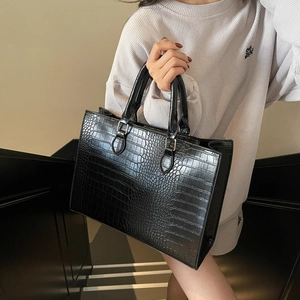 Chic black crocodile pattern tote bag with large capacity for stylish daily commuting