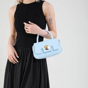 Sac à bandoulière bleu clair élégant avec rabat en U et grande boucle dorée