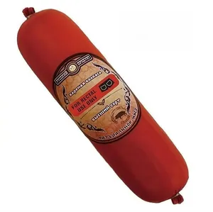 Détail des autocollants For Rectal Use Only sur des étiquettes rouges d'emballage de saucisse