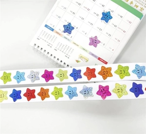 Détail d'autocollants étoiles laser colorées avec smileys sur papier support
