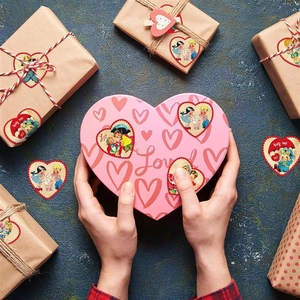Retro Valentine's Day heart stickers used for sealing kraft gift boxes and decoration