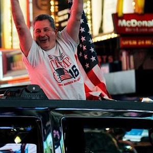 Détail d'un t-shirt blanc avec imprimé Trump 2016 et drapeau pour campagne électorale