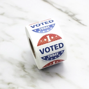 Vue macro des autocollants I VOTED TODAY en rouleau sur fond de marbre blanc