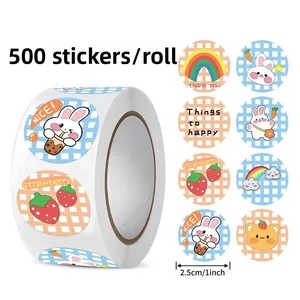 Détail d'un rouleau de 500 autocollants dessin animé avec motifs ours et lapin