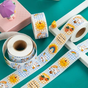 Détail de rouleaux d'autocollants colorés avec ours et lapins pour sceller des cadeaux