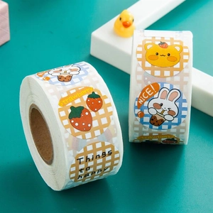 Détail de rouleaux d'autocollants cartoon avec motifs ours et lapin sur fond vert frais