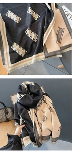 Détails d'une écharpe douce en simili cachemire avec franges et motifs géométriques
