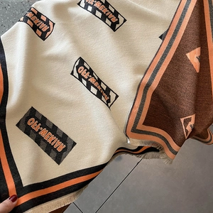 Écharpe d'hiver réversible en simili-cachemire beige avec motifs géométriques et franges