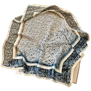 Eleganter quadratischer Schal mit Leopardenmuster, Seidengefühl und blauem Rand