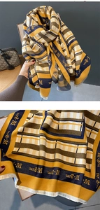 Dettaglio sciarpa effetto cashmere con motivi a righe M-S e bordi con frange fini
