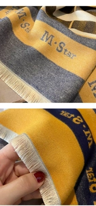 Dettaglio sciarpa a righe gialle e blu effetto cashmere con frange e logo inciso