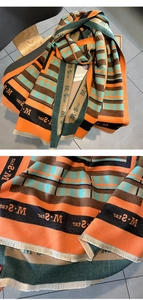 Dettaglio sciarpa a righe in finto cashmere con trama morbida e bordi a frange