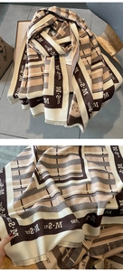 Dettaglio di sciarpa a maglia a righe che mostra la trama spessa e le piccole frange