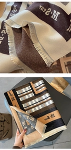 Dettaglio della trama della sciarpa in simil-cashmere a righe con frange e stampa M.star