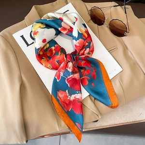 Elegante smaragdgroene zijden sjaal met rode bloemenprint en oranje afwerking