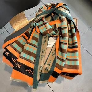 Sciarpa scialle effetto cashmere a righe geometriche colorate con bordi in nappa morbida