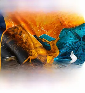 Détail de la texture d'un foulard en soie avec motif cerf doré et paysage artistique
