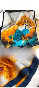Détail de couture fine et teinture végétale sur un foulard en soie haut de gamme à motif élan
