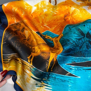 Foulard en soie avec motif cerf doré et montagne, bordure bleu foncé élégante