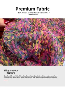 Détail d'un châle de plage imprimé en tissu translucide lisse avec motifs colorés abstraits
