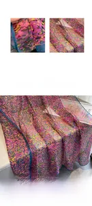 Détail macro d'une écharpe florale légère avec impression numérique et couture fine
