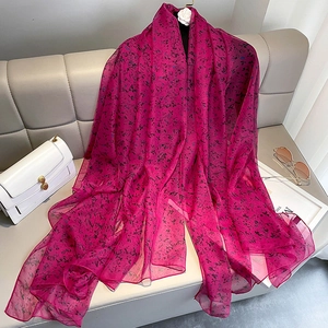 Écharpe longue rose rouge à imprimé floral en tissu léger et translucide pour plage