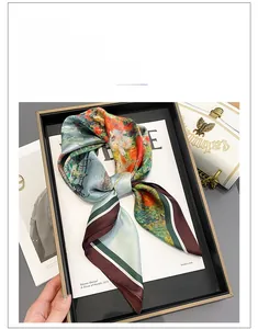 Seidenquadrat mit Ölgemälde-Druck elegant auf einem Modemagazin-Tablett platziert