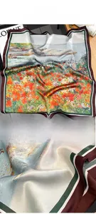 Detail eines Seidenschals mit Ölgemälde-Blumenmuster und fein gesäumten Kanten im Detail