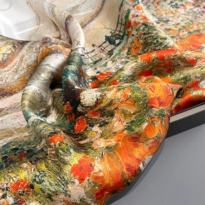 Detail eines Seidenschals im Ölgemälde-Stil mit leuchtend orangen und grünen Texturen