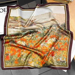 Detailaufnahme des Seidenschals mit Ölgemälde-Druck und braunem Rand in Seidenglanz